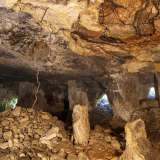 ...che conducono a un�infinit� di archi, locali, depositi e ambienti concatenati tra loro che formano un labirinto sotterraneo